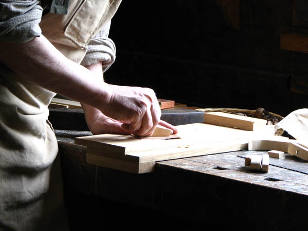 Nacemos de la influencia y formación  heredada en el sector de la <strong>carpintería de madera y ebanistería  en Gaianes.</strong>